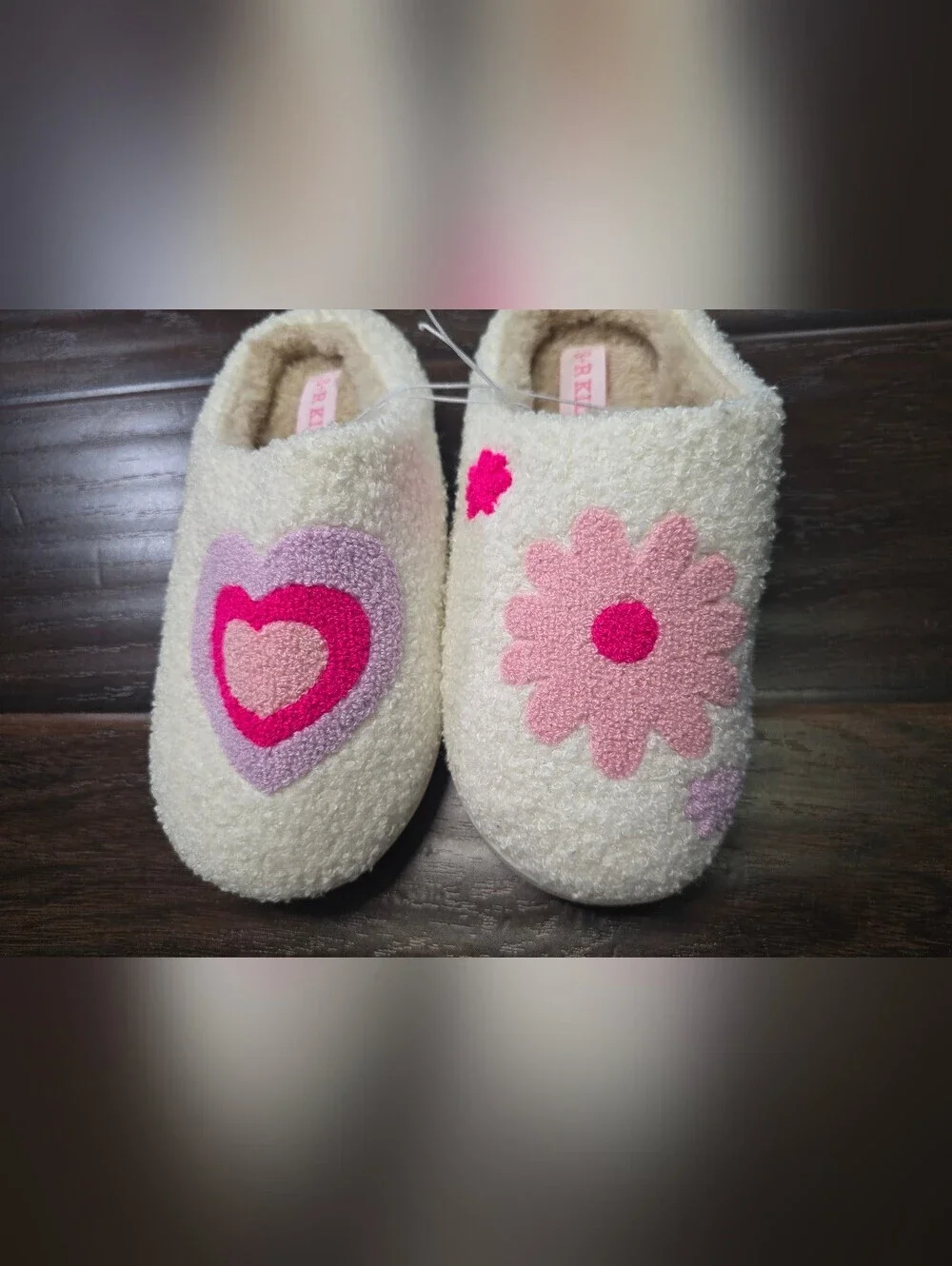 NWOT Girls Plush Cozy Trendy Retro Slip On House Shoes Big Kid 4